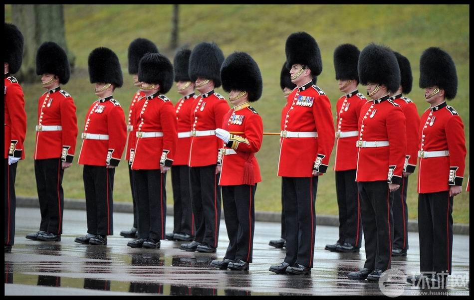  p>英国士兵1815年首次获许戴上熊皮帽,以庆祝在 a target="_blank"