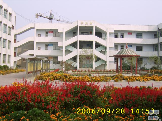  p>临沭县第二初级中学位于县城中山路南段,前身为 a href="#" data