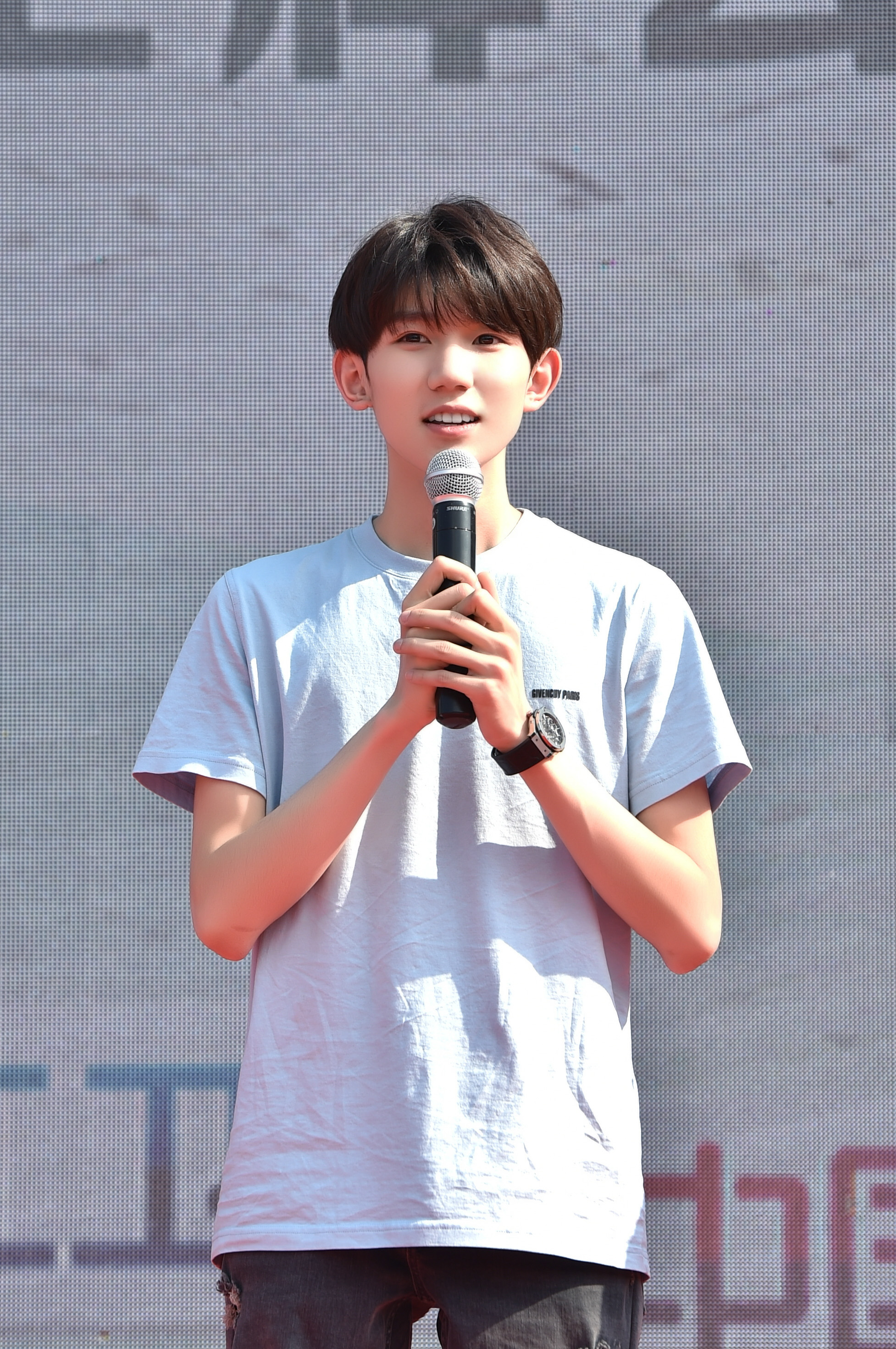  p>王源,2000年11月8日出生于重庆,中国内地男歌手,演员,主持人,作家