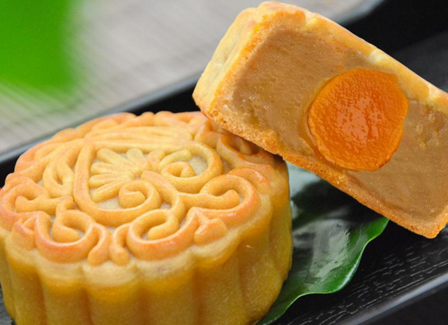 白豆沙蛋黄月饼