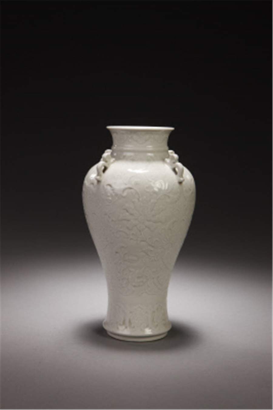  p>仿定窑白釉凸花西番莲纹四系瓶为清乾隆年间的一件瓷器. /p>