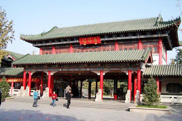 data-lemmaid="2386036">大明湖公园 /a>西南隅,是大明湖公园四门中