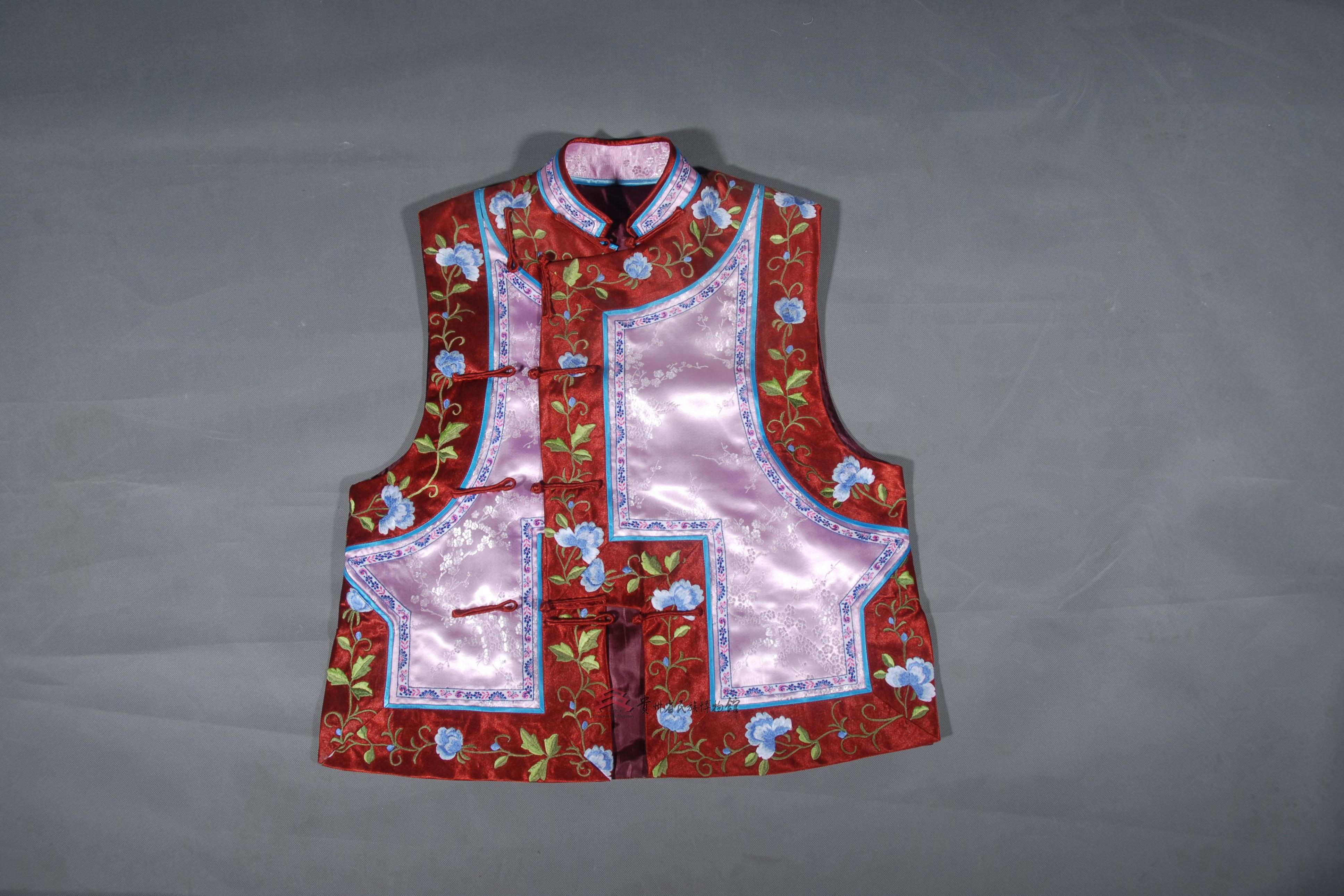 当代满族粉红缎底花卉纹马甲