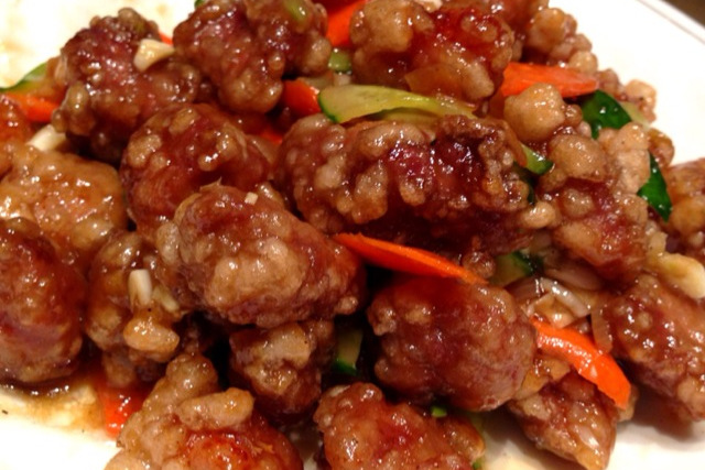  p data-id="go0ciiegue">熘炸小鸡是一道以小鸡,蒜,青辣椒等为主要