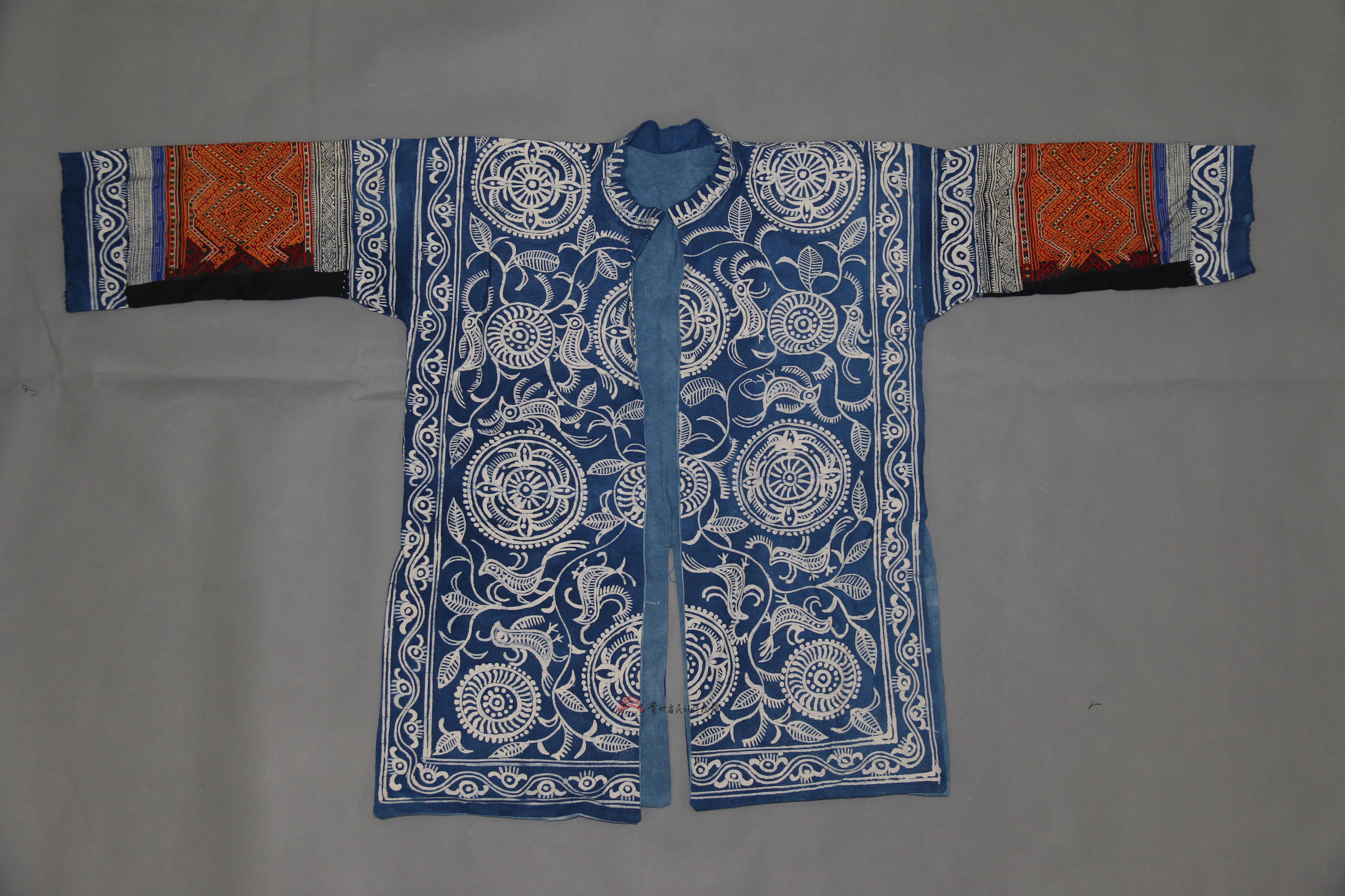 当代黄平亻革家蜡染挑花花鸟纹女对襟衣