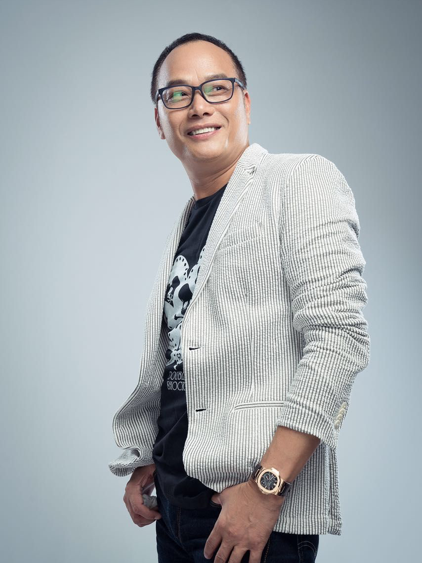  p data-id="gnyx6t1hod">何澍培,原名何洛,香港导演协会副会长.