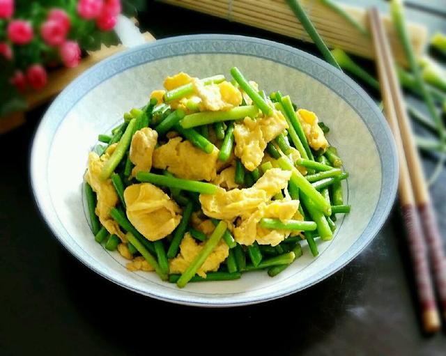 带子蒜苗炒鸡蛋