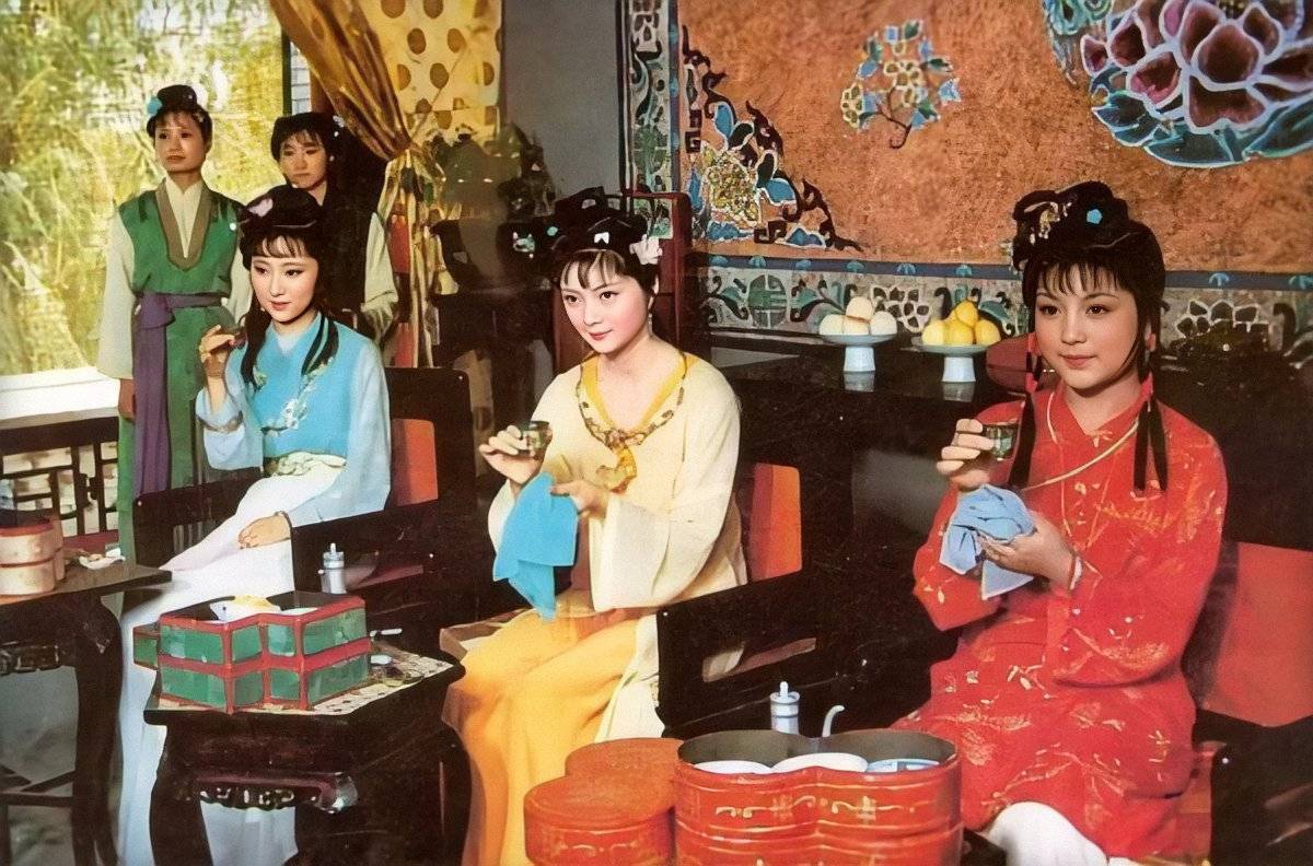 读《红楼梦》：薛宝钗骄傲吗？黛玉自卑吗？_百科TA说