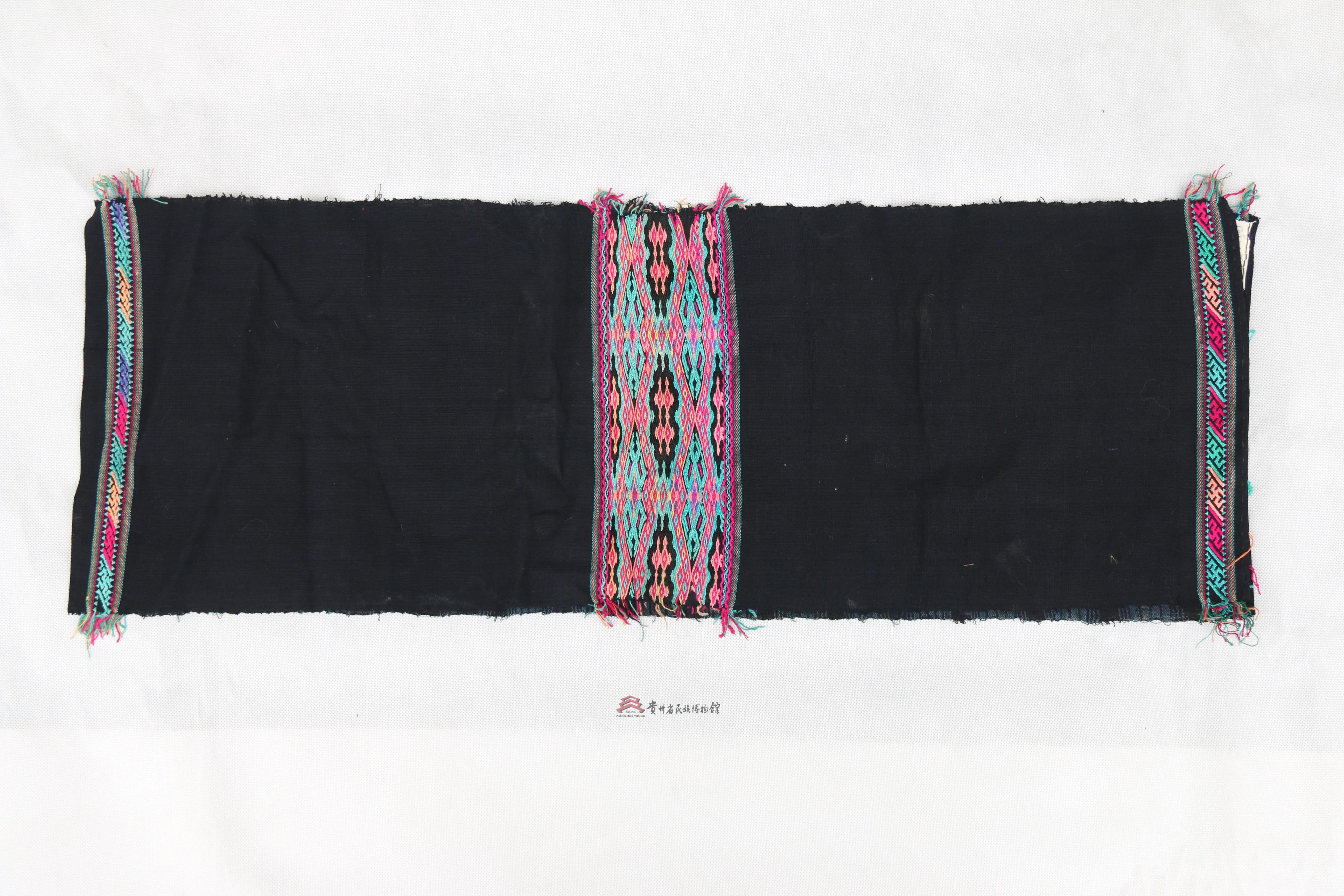 当代镇宁布依族女蜡染织花头帕