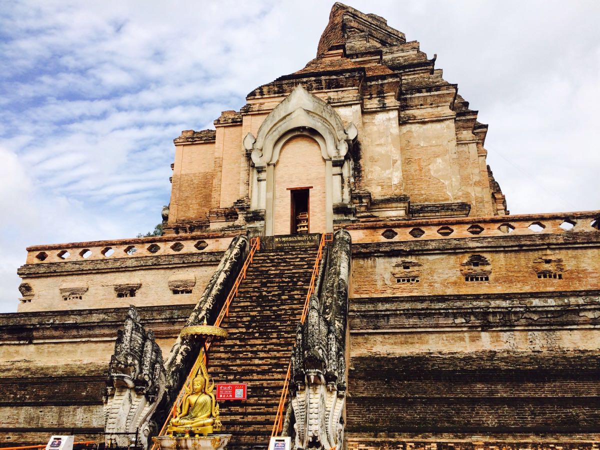  p>大佛塔寺是清迈六大寺庙中最为著名的一个. /p>