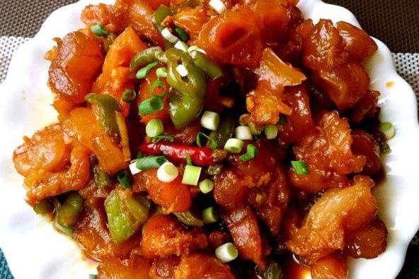  p>红烧牛蹄筋,是一道东北家常菜.