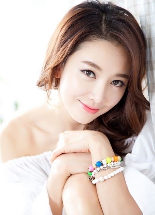  p>成恩(      ),本名朴成恩,1982年12月8日出生于韩国,韩国女演员