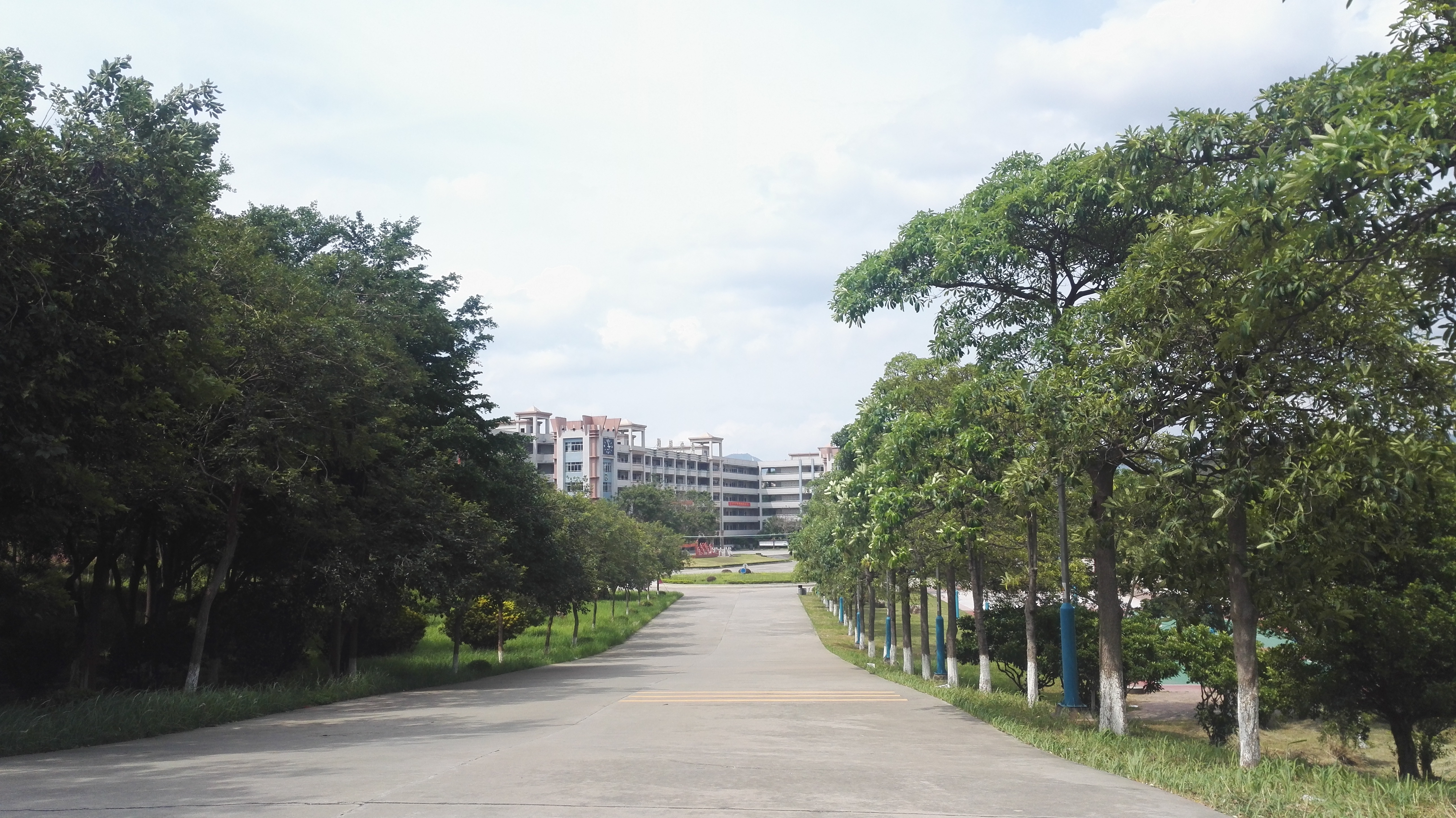  p>信宜市第三中学(第二教育城高中)创办于1969年,原名 a href="#">