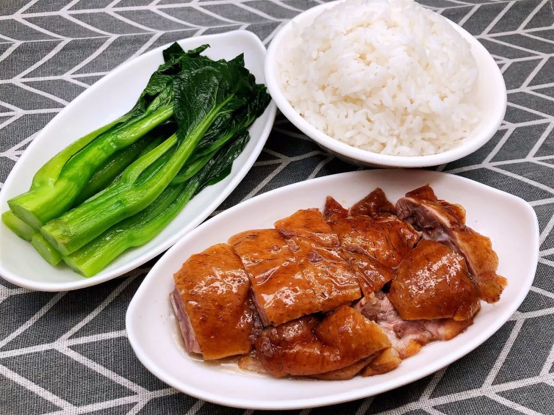  p data-id="gnbk7mtjqe">烧鹅饭是广东省的一道传统名菜,属于粤菜系