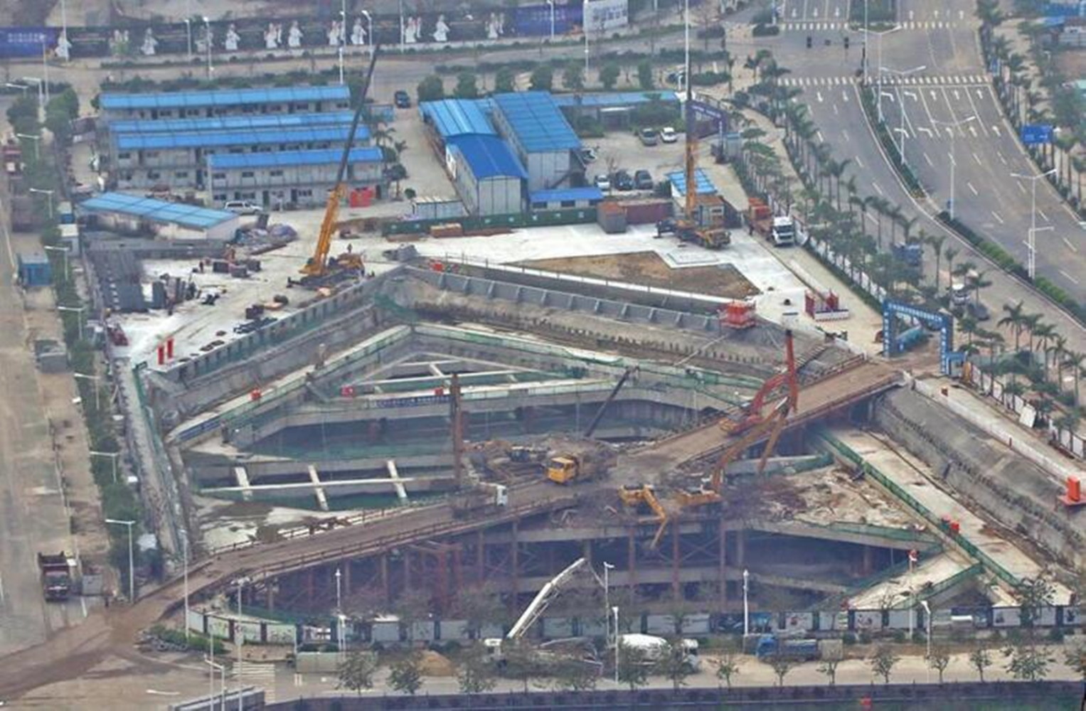 采用钢便桥 转运平台解决深厚软土地区狭小空间超深基坑土方开挖施工