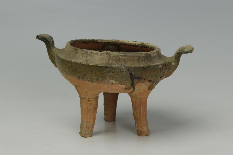 汉青釉三足陶鼎