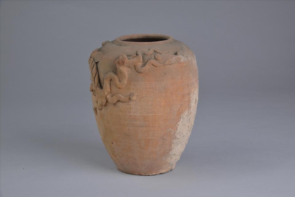 明红陶贴塑蟠螭纹谷仓罐