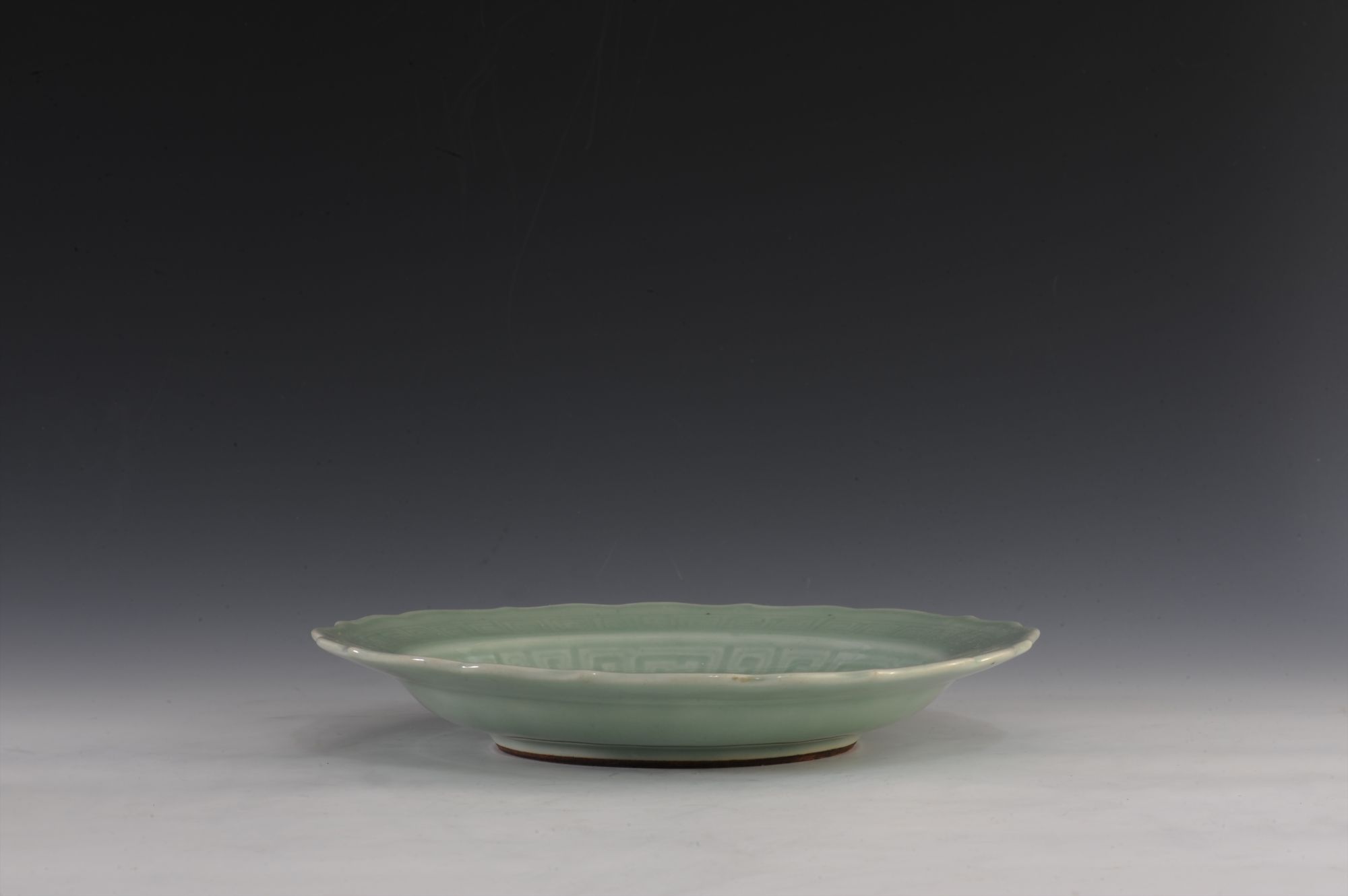 清代青釉莲花纹菱口瓷盘
