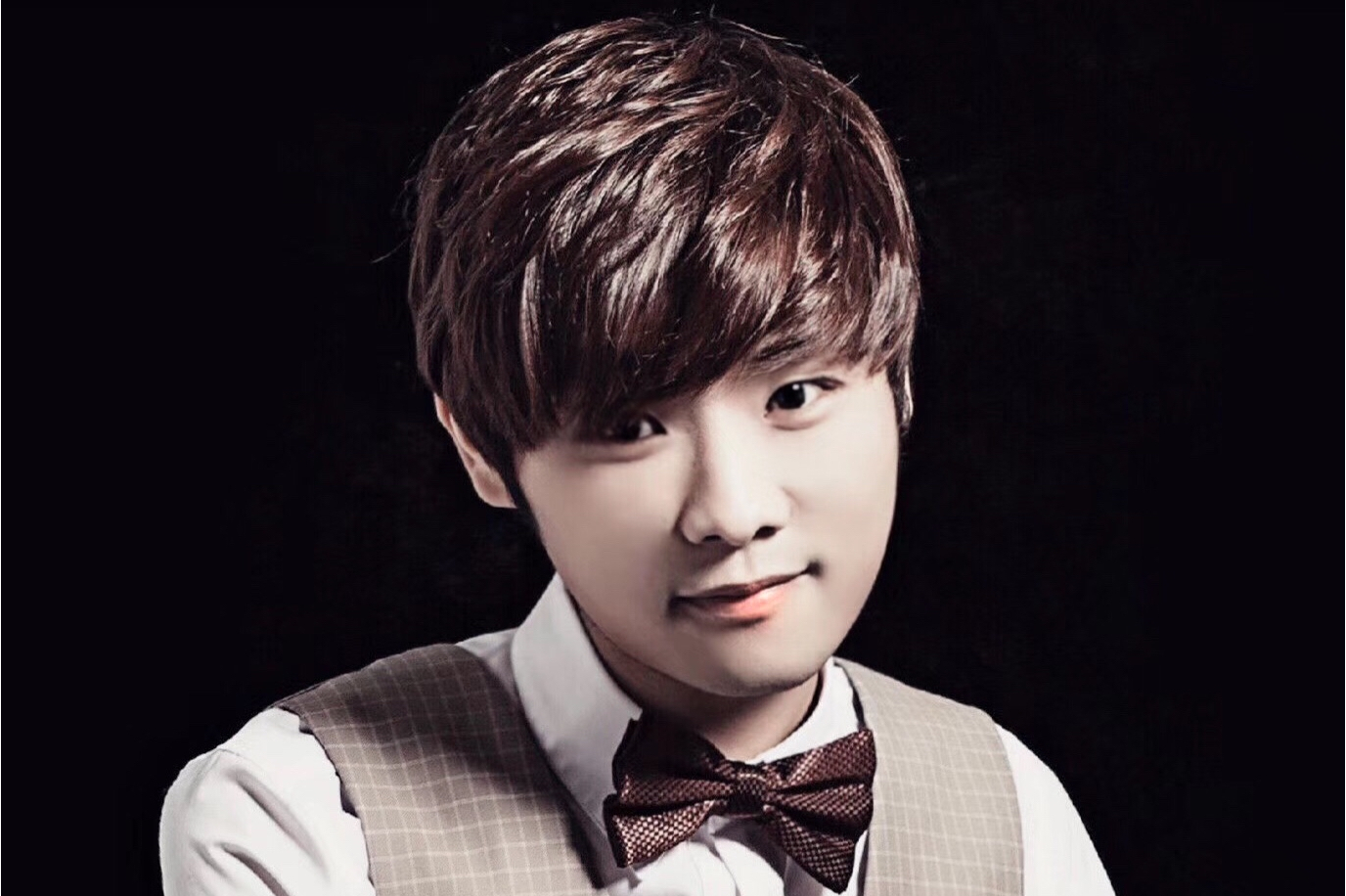 及"格子乐团"创始人,队长兼吉他手 ,独立音乐人,2011年发行个人首张