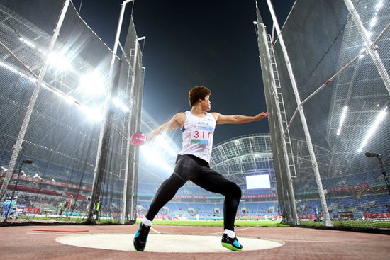  p>铁饼是在投掷圈内通过旋转,用单手将铁饼掷出,比投掷距离的比赛