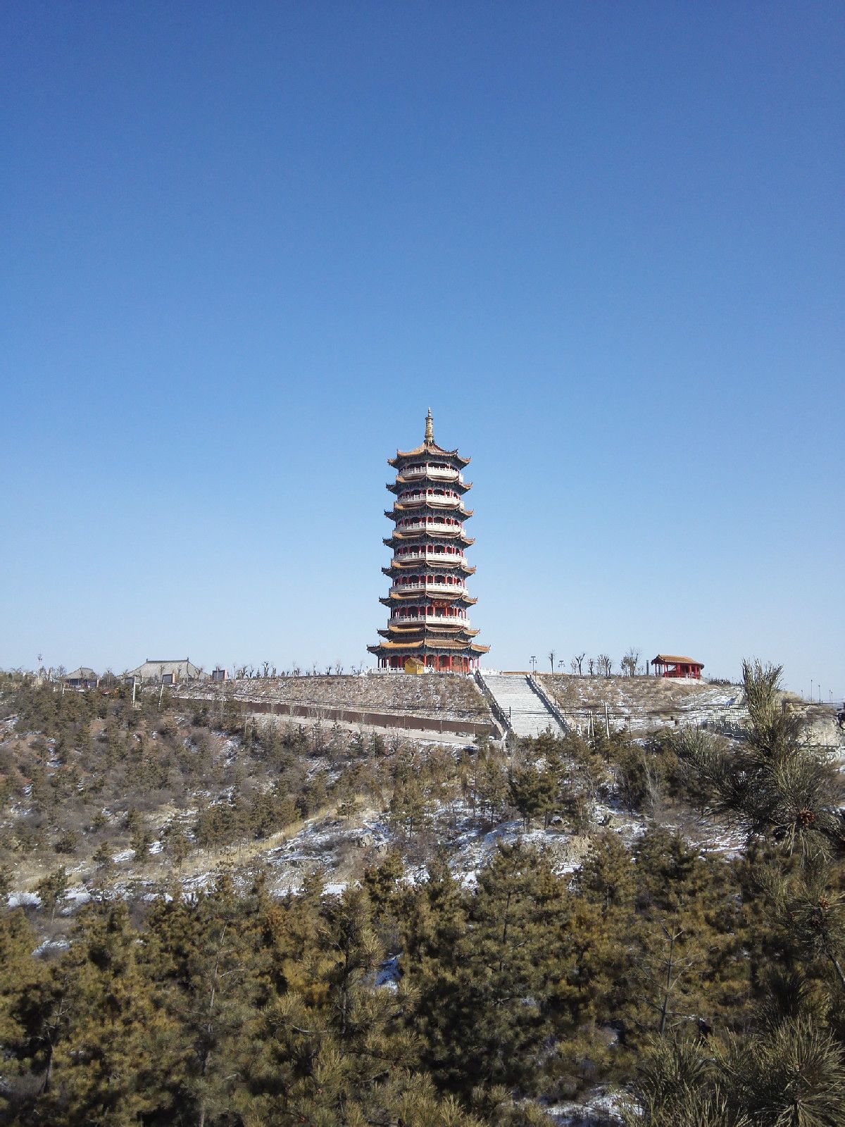 原名神龙山森林公园,是位于陕西省府谷县城所在地小河川西岸的公园