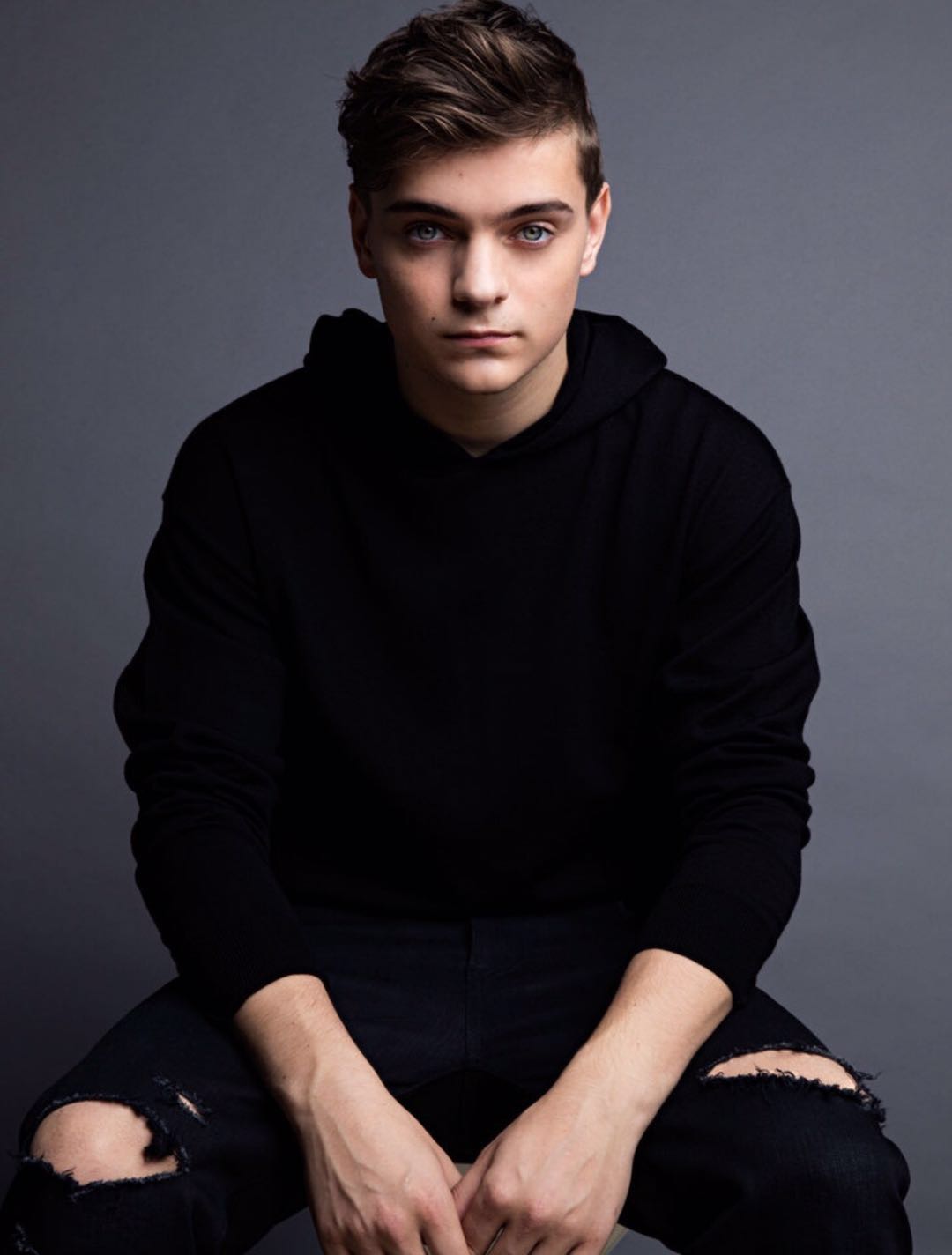  p>马丁·盖瑞斯(martin garrix),原名马亭·杰拉德·嘉伟森(martijn