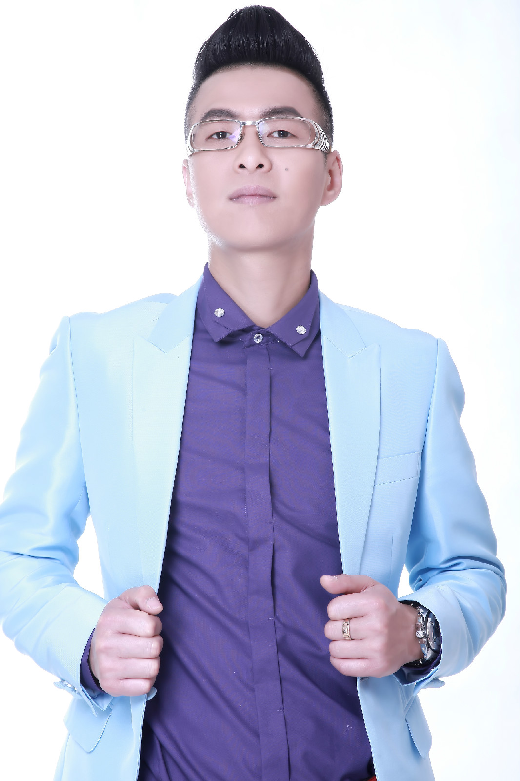  p>易欣,1977年12月10日出生于浙江宁波,中国内地流行乐男歌手.