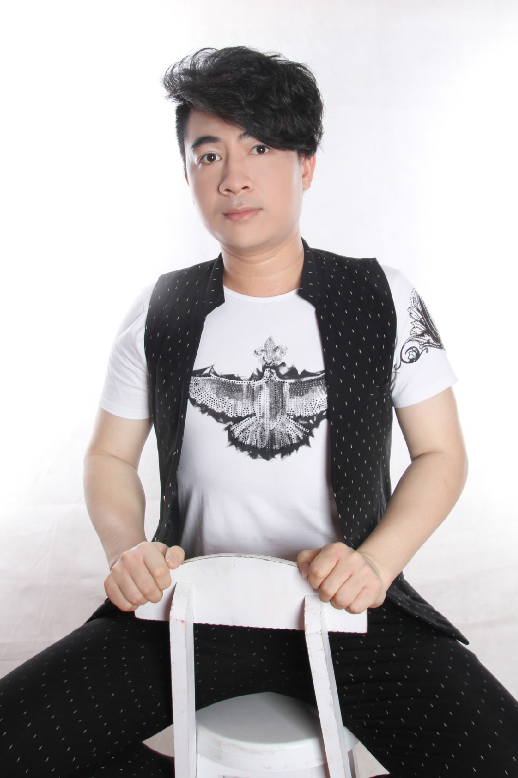  p>爱的寒冬,吴天世2014年9月单曲,依然映出吴天世独特流行风格. /p>