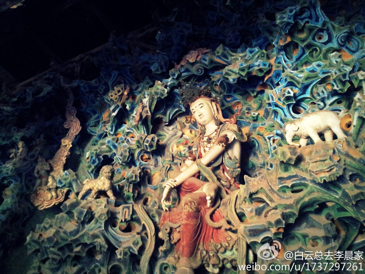 山上祥云缭绕,峰峦叠嶂,正中端坐着的塑像就是观音菩萨