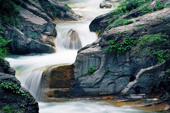  p>青龙峡,位于广东省清远市清新县的风景区.青龙峡漂流河道全程3.