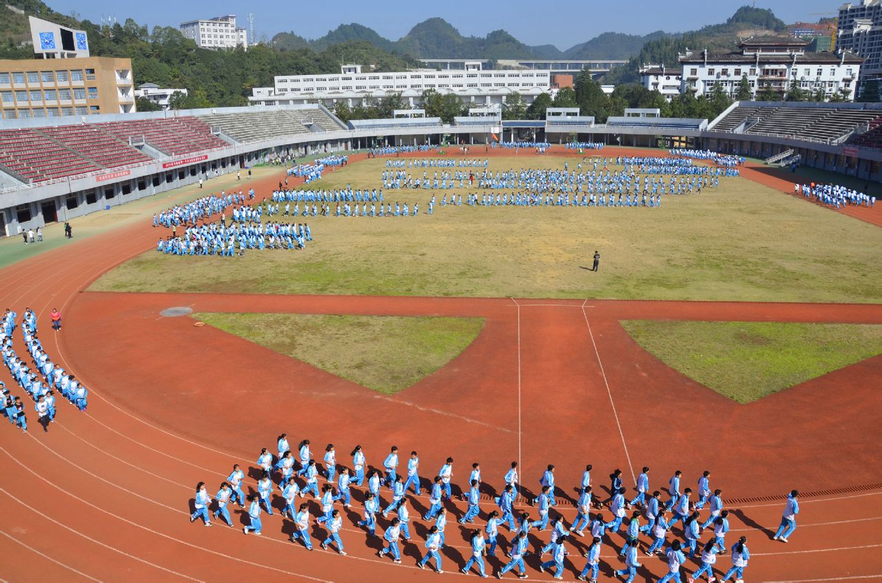  p>凤凰县第一中学地处凤凰古城中心登瀛街21号,与驰名中外的旅游胜地