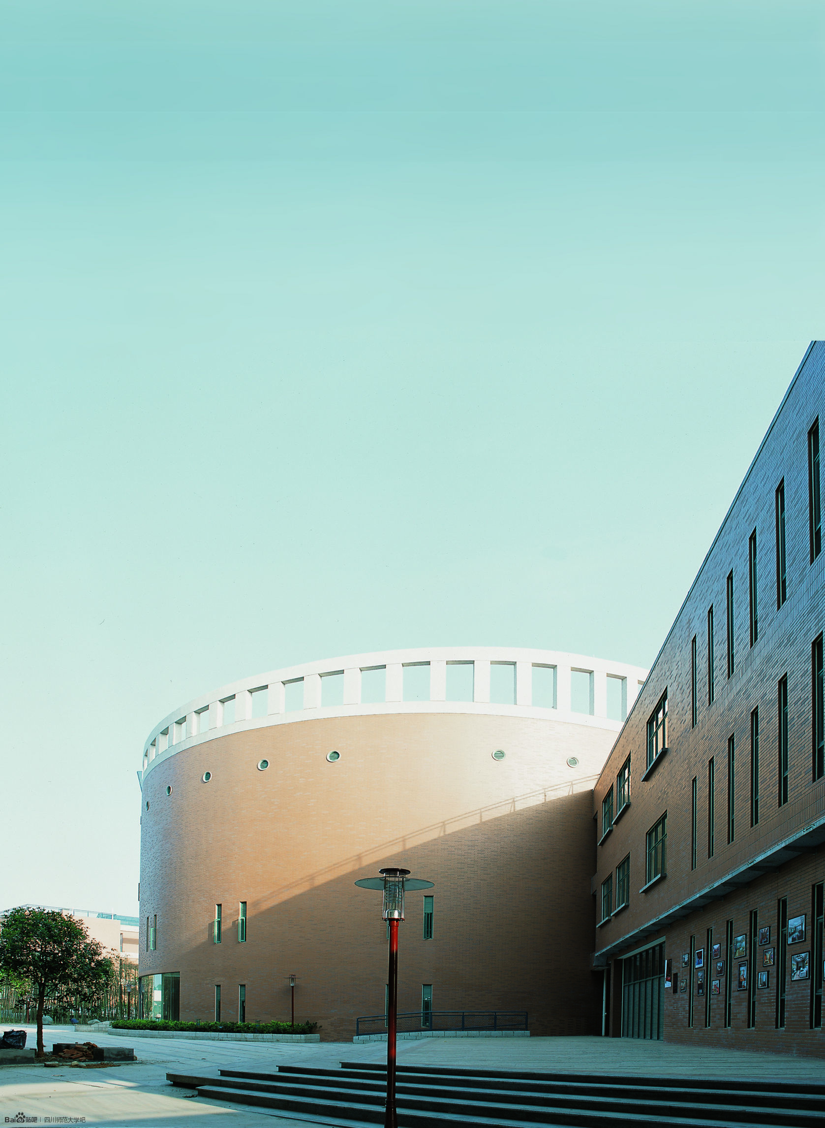  p>四川师范大学美术学院简称"川师美院",位于四川师范大学成龙校区