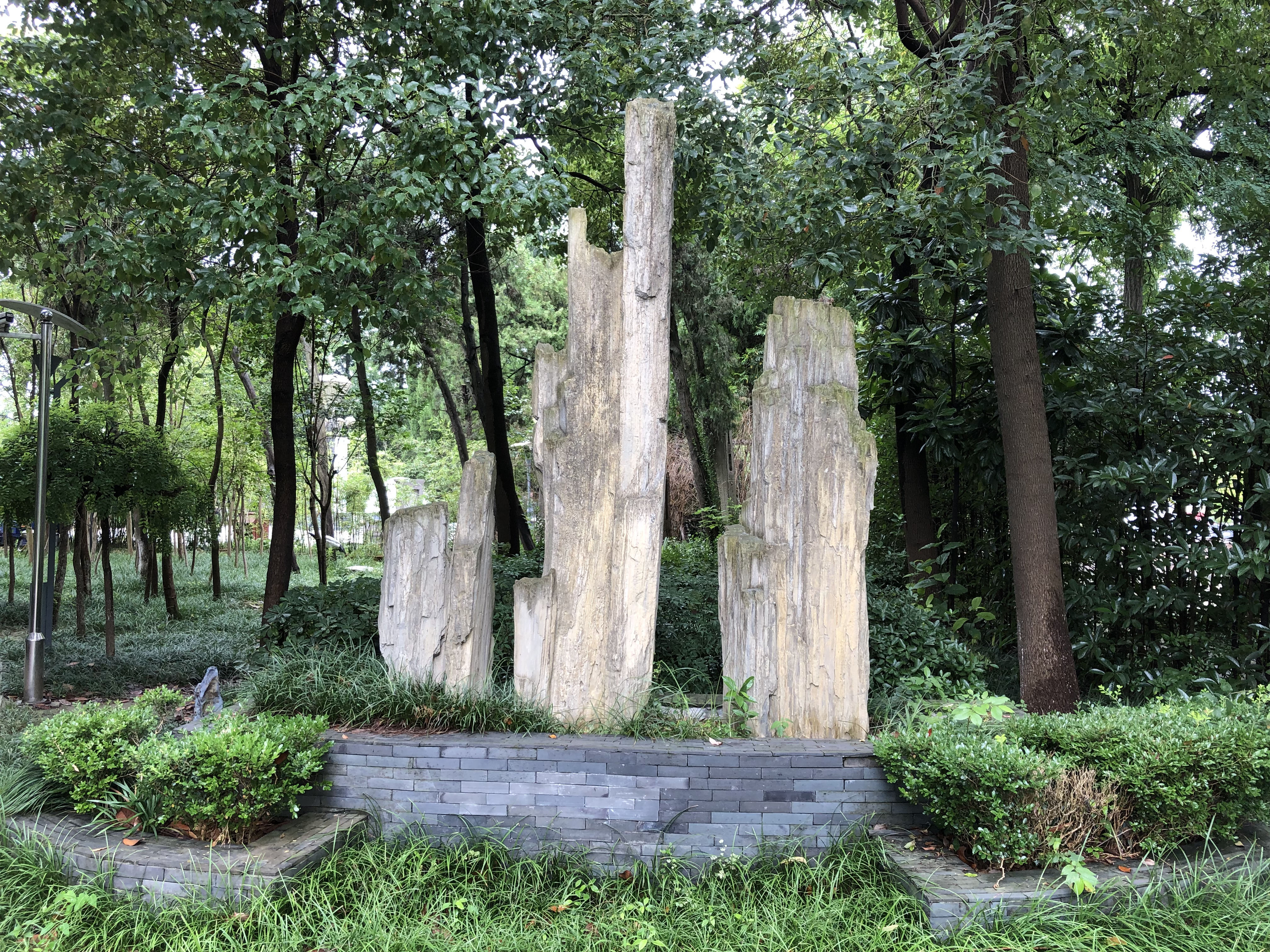  p>黄桥人民公园始建于1952年,位于泰兴市黄桥镇东进中路与致富路交叉