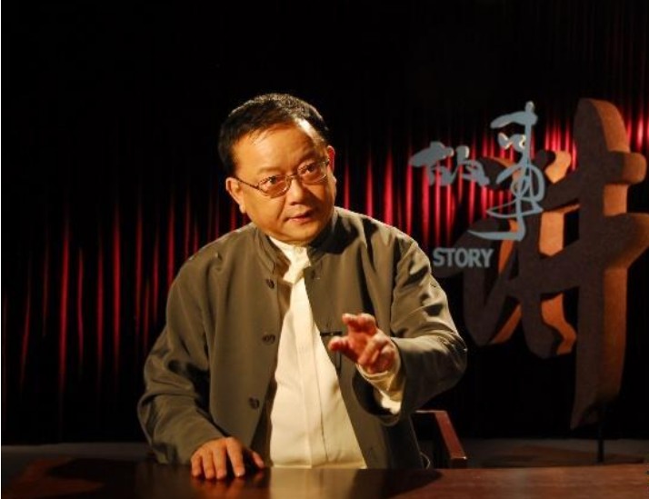 >王刚,1948年12月22日出生于辽宁省锦州市,长于吉林长春,国家一级演员