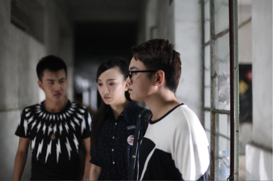 八字弱能看见鬼魂的陈叶玲,阳火极重的李作等人,经历了笔仙,小鬼,僵尸