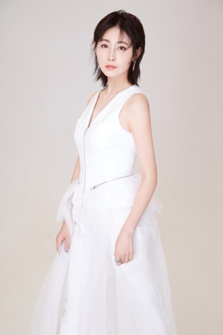  p>李芯逸(li xinyi),又名李彤,1978年4月30日出生于中国北京,中国