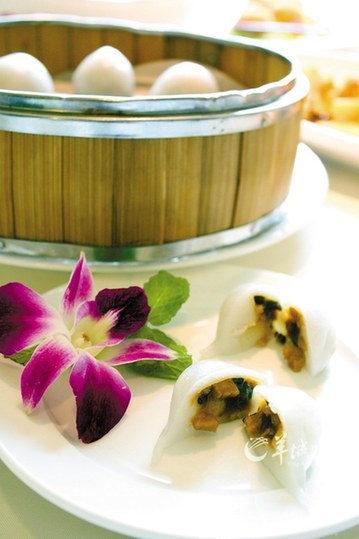  p>中山粉果是广东中山的传统名点之一.历史悠久,其中以金吒为代表.