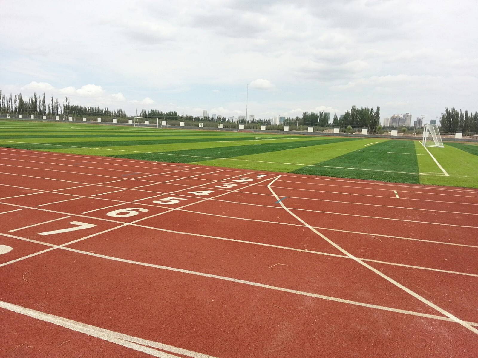 阿克苏市高级中学)创建于2013年,属杭州援建阿克苏市的一所公立高中