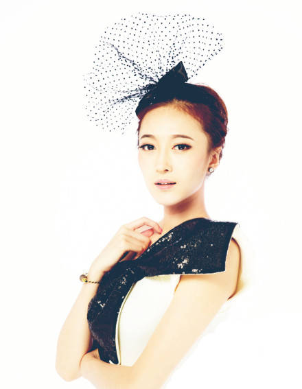  p>洛诗(原名李晓楠),毕业于 a target="_blank" href="/item/中央