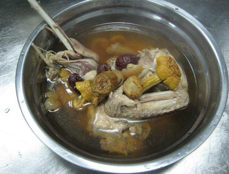  p data-id="gnbrk3nszt">蘑菇炖山鸡是一道美食,主料为野鸡(750克)