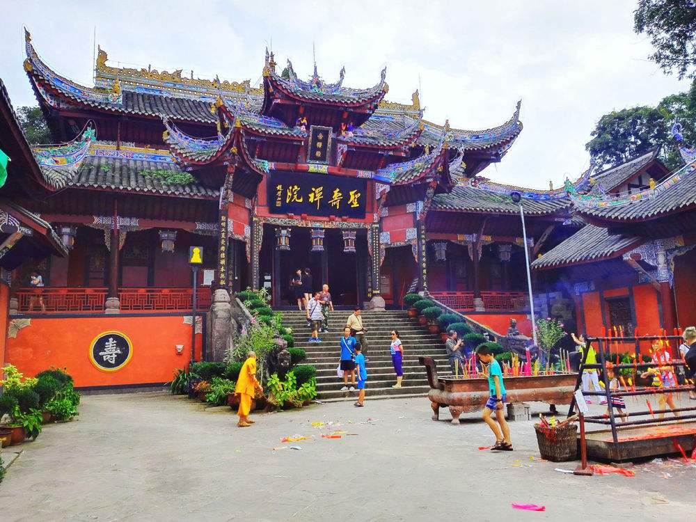  p>圣寿寺,又称宝顶圣寿寺,位于重庆市大足区城东北15公里宝顶山