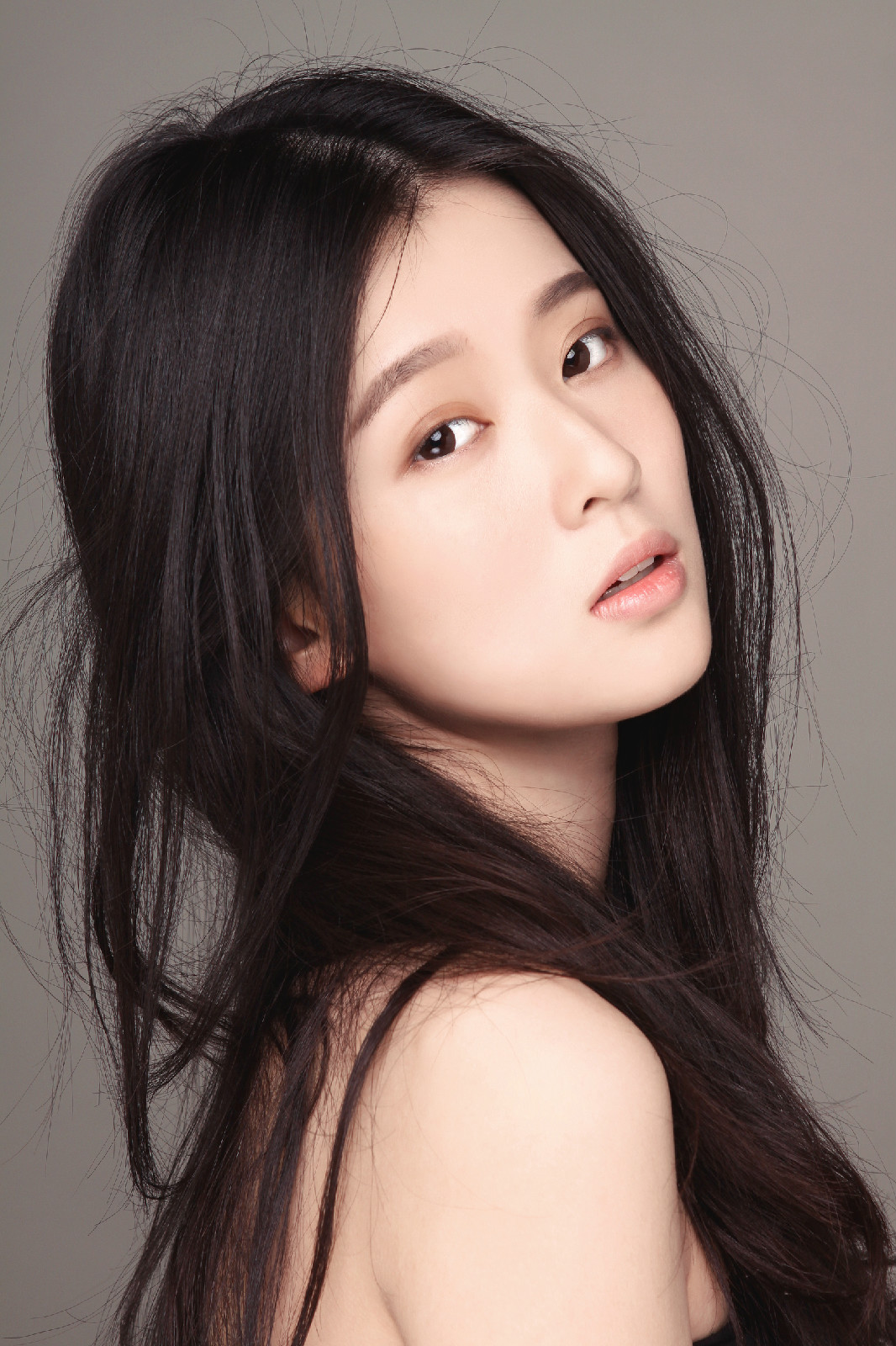  p>乔欣,1993年11月23日出生于黑龙江省哈尔滨市,中国内地女演员,毕业