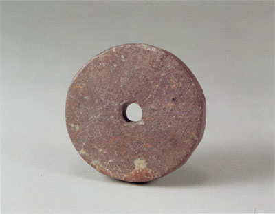  p>石纺轮是河姆渡遗址出土的玉石器. /p>