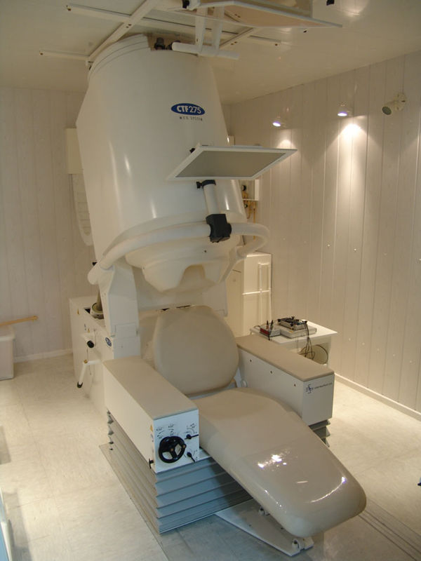 通过特殊的仪器可测出颅脑的极微弱的脑磁波,再用记录装置把这种脑磁