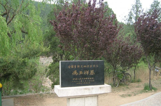 冯玉祥墓,位于山东省泰安市 a target="_blank" href="/item/泰山