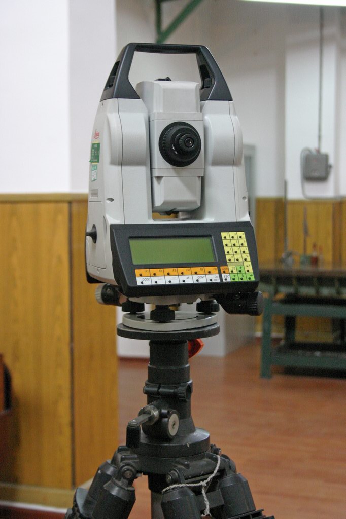  p>光电测距仪又称光速测距仪,是利用调制的光波进行精密测距的仪器