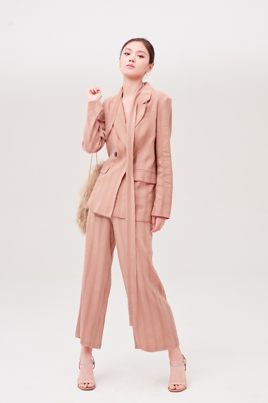 吴了了,女,中国内地女演员