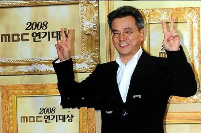 是一名电视艺人,曾出演过1988 mbc《朝鲜王朝500年》朝鲜肃宗李焞