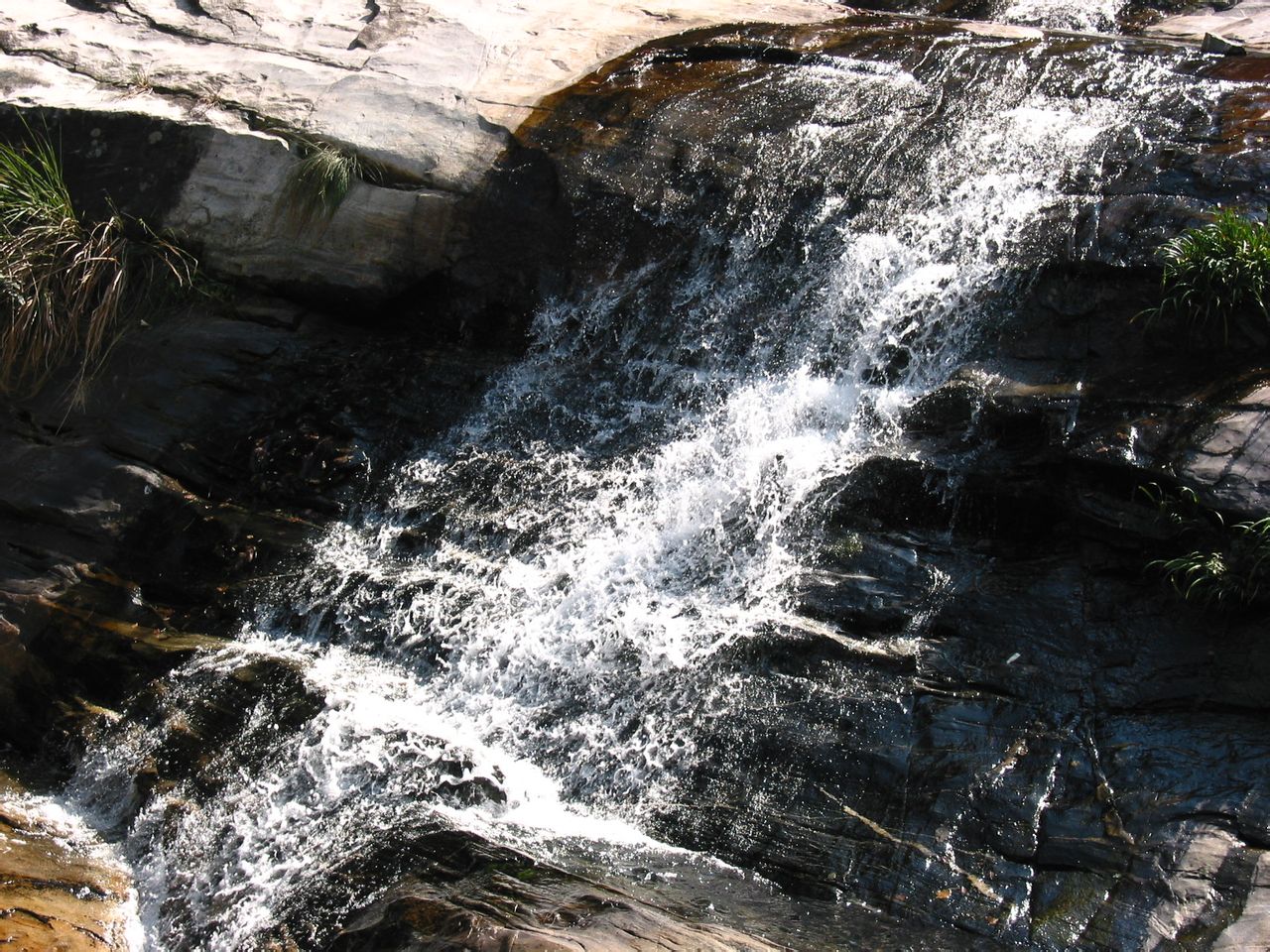  p data-id="gnvgkla6vl">百丈岩瀑布地处大别山腹地安菜山,舒城,桐城