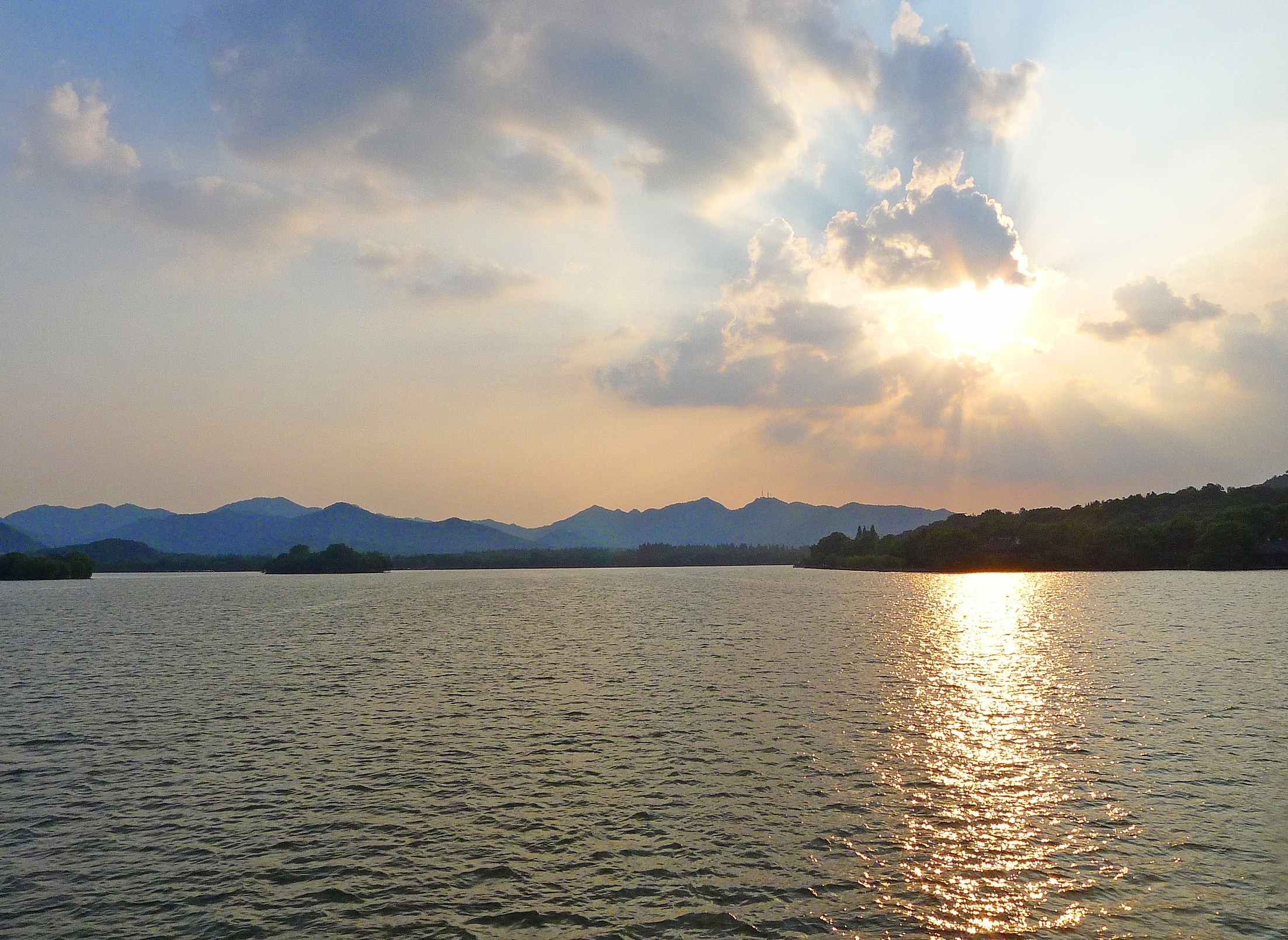  p>杭州西湖风景名胜区,位于浙江省杭州市中心,分为湖滨区,湖心区